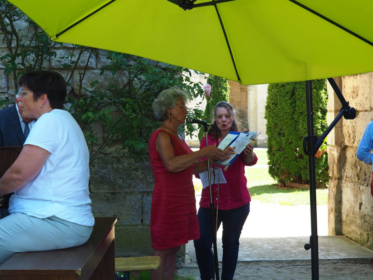 La cérémonie est accompagnée de chants et de morceaux d'orgues.